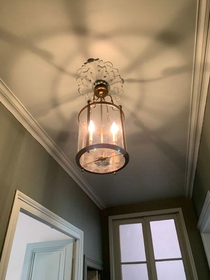 Lanterne en laiton doré à trois lumières.

Haut:...