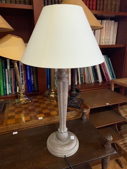 Deux paires de lampes dont laiton doré et...
