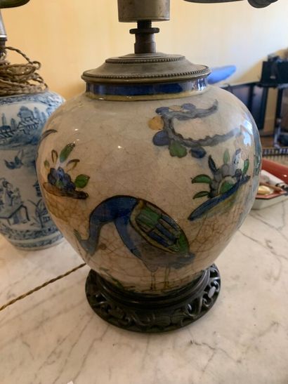 Lot de deux vases montés en lampes, l'un...