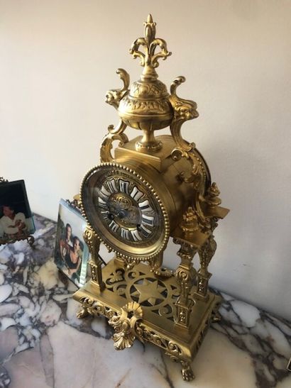 Mantelpiece clock in bronze, the enamelled...