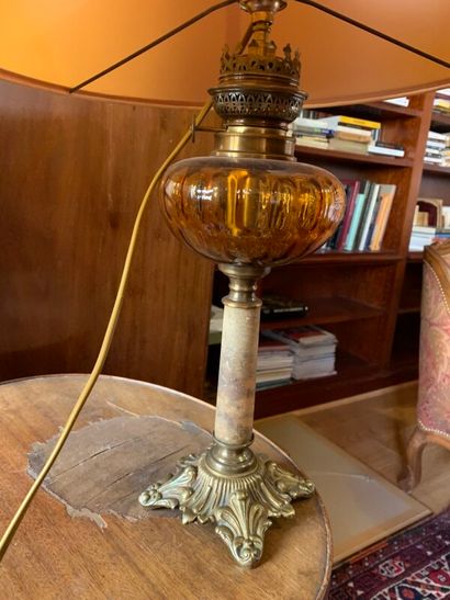 Lot: oil lamp, gilded brass lamp and glass...