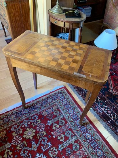 A game table in fruit wood.

Old regional...