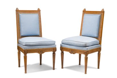 Paire de chaises à dossier plat rectangulaire...