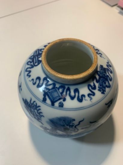 CHINE - Petit pot à gingembre à décor blanc...