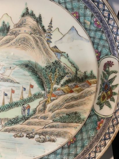 CHINE CANTON - Assiette en porcelaine