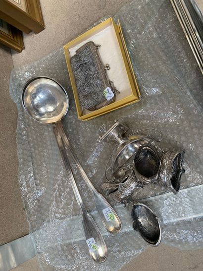 
Un lot d'objets en argent : 2 louches en...