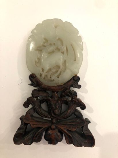 Plaque en jade ou jadéite à décor de cervidé...