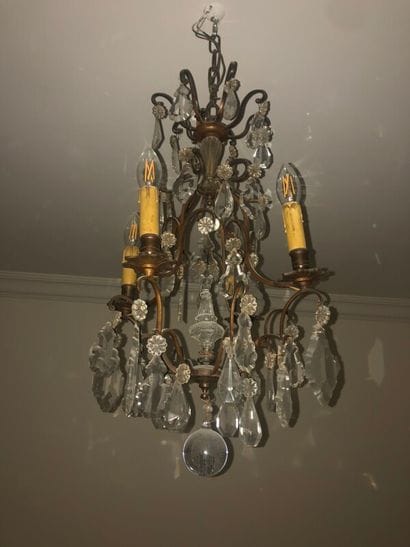 Petit lustre à pendeloques 

H. 65 cm