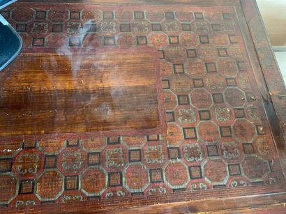 Table basse en bois laqué à décor de fond...