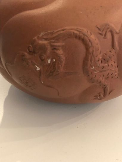 Théière en terre cuite.

La prise du couvercle...