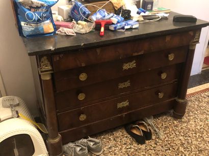 Commode à colonnes détachées.

Elle ouvre...