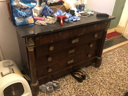 Commode à colonnes détachées.

Elle ouvre...