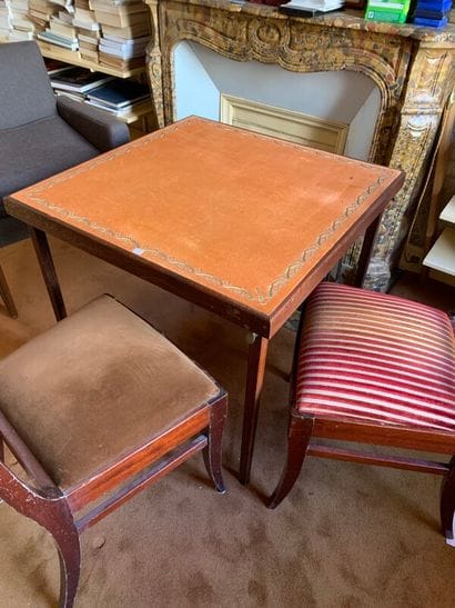 Lot: 3 chairs in stained wood (accidents);...