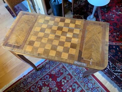 A game table in fruit wood.

Old regional...