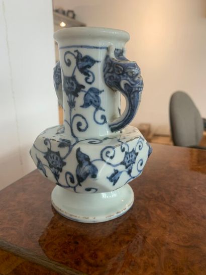 CHINE

Petit vase en porcelaine bleu et blanc...