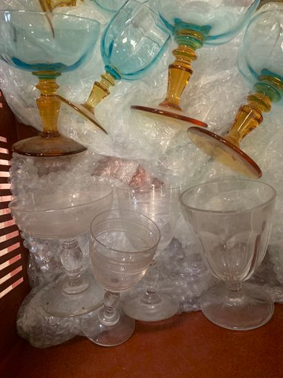 MANETTE - Partie de service de verres et...
