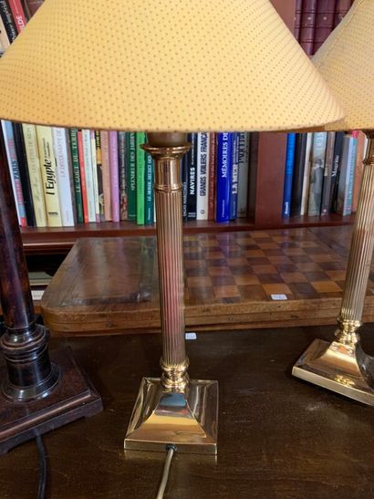 Deux paires de lampes dont laiton doré et...