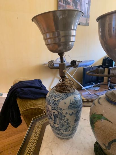 Lot de deux vases montés en lampes, l'un...