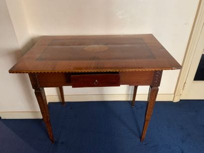 Paire de tables en bois de placage ouvrant...