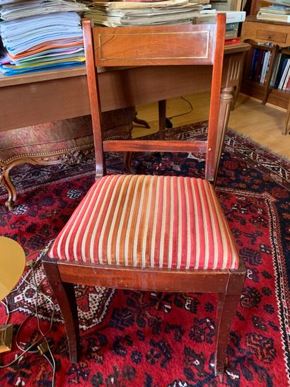 Lot: 3 chairs in stained wood (accidents);...
