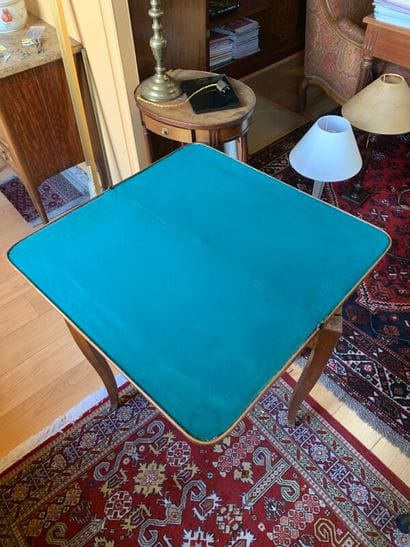 A game table in fruit wood.

Old regional...