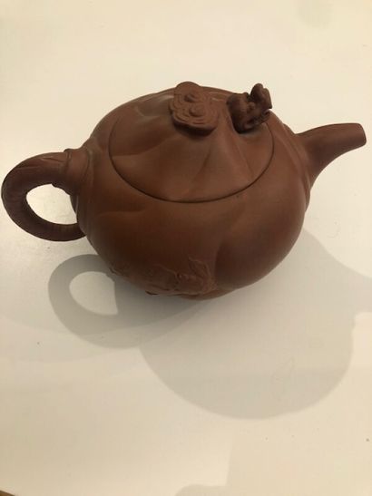 Théière en terre cuite.

La prise du couvercle...