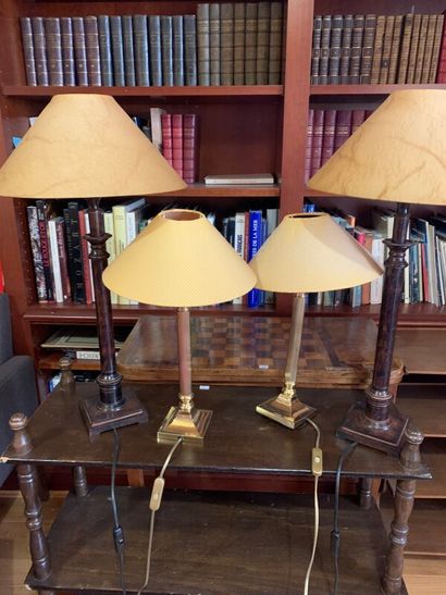 Deux paires de lampes dont laiton doré et...