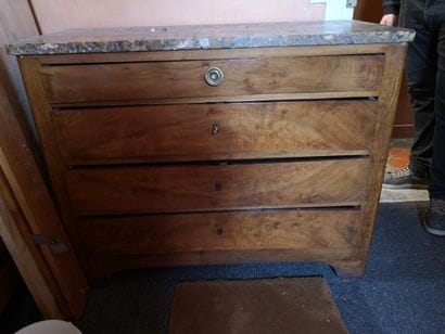 Veneer chest of drawers opening with 4 rows...