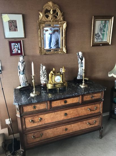 Commode en placage d'acajou et ronce de noyer...