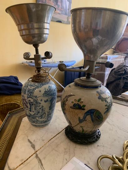 Lot de deux vases montés en lampes, l'un...