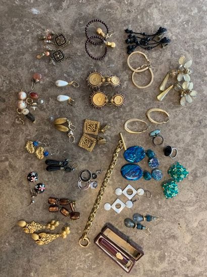 Lot of costume jewelry including cigarette...
