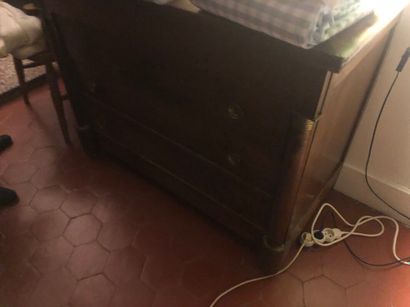 Commode en bois de placage.

Elle ouvre à...