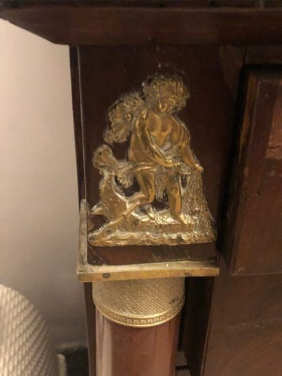 Commode à colonnes détachées.

Elle ouvre...