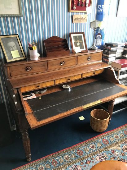 Bureau à gradins en placage d'acajou ouvrant...