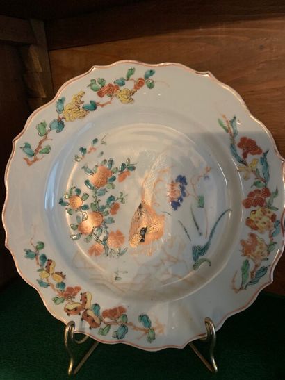 Série de cinq assiettes en porcelaine à décor...