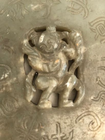 Plaque en jade ou jadéite verte.

Décor d'une...