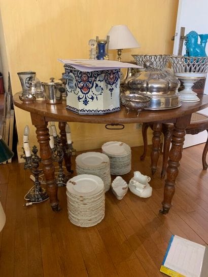 Une table circulaire en bois naturel à pieds...