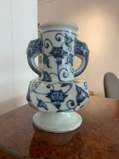 CHINE

Petit vase en porcelaine bleu et blanc...