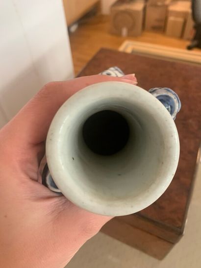 CHINE

Petit vase en porcelaine bleu et blanc...