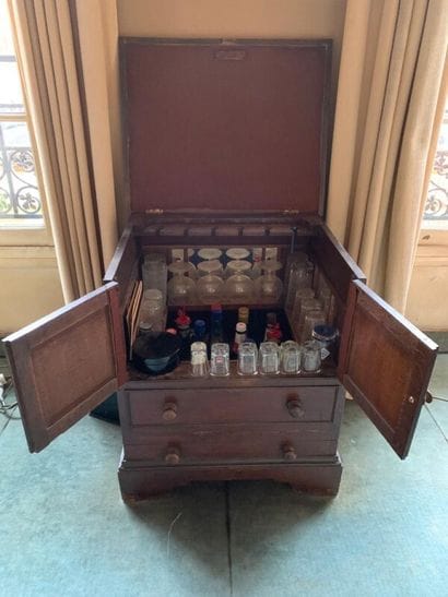 Small bar in mahogany stained wood, opening...