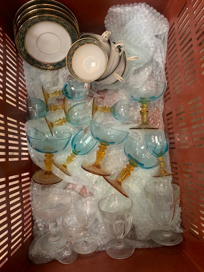 MANETTE - Partie de service de verres et...