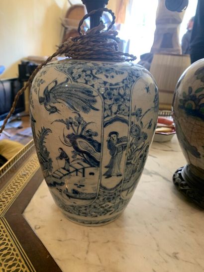 Lot de deux vases montés en lampes, l'un...