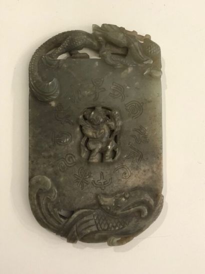 Plaque en jade ou jadéite verte.

Décor d'une...