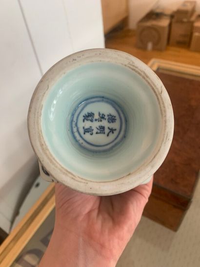CHINE

Petit vase en porcelaine bleu et blanc...