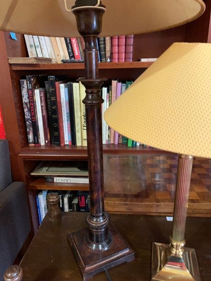 Deux paires de lampes dont laiton doré et...