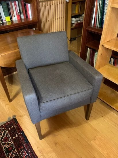 Lot: 3 chairs in stained wood (accidents);...