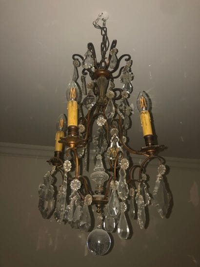 Petit lustre à pendeloques 

H. 65 cm