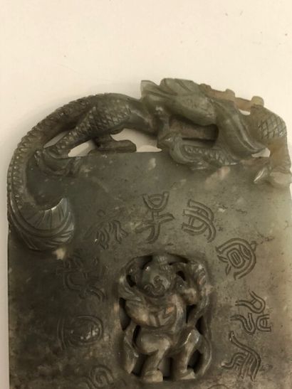 Plaque en jade ou jadéite verte.

Décor d'une...
