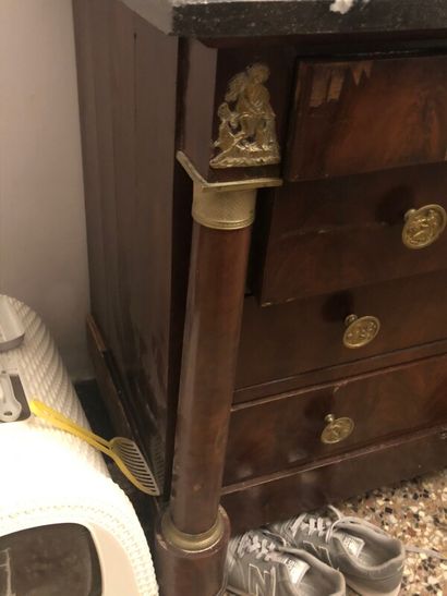Commode à colonnes détachées.

Elle ouvre...