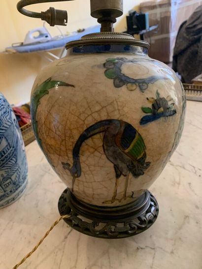 Lot de deux vases montés en lampes, l'un...